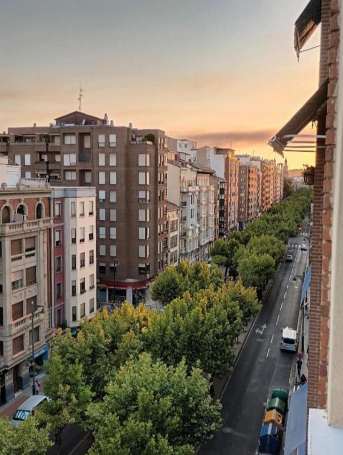 La Puerta Al Centro De Logrono Vino Crianza Y Desayuno Incluidos Apartamento Exterior foto